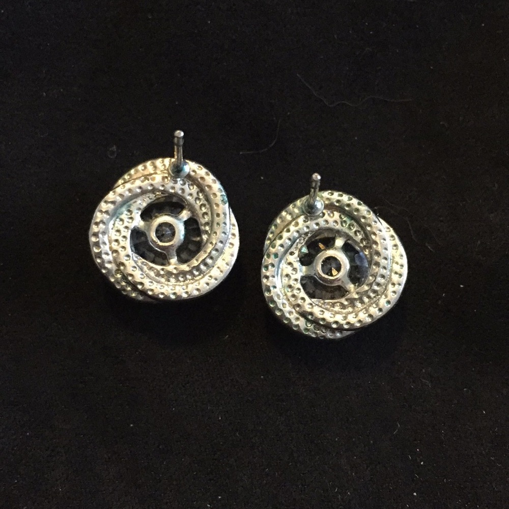 Silver studs - Picture 2 of 2